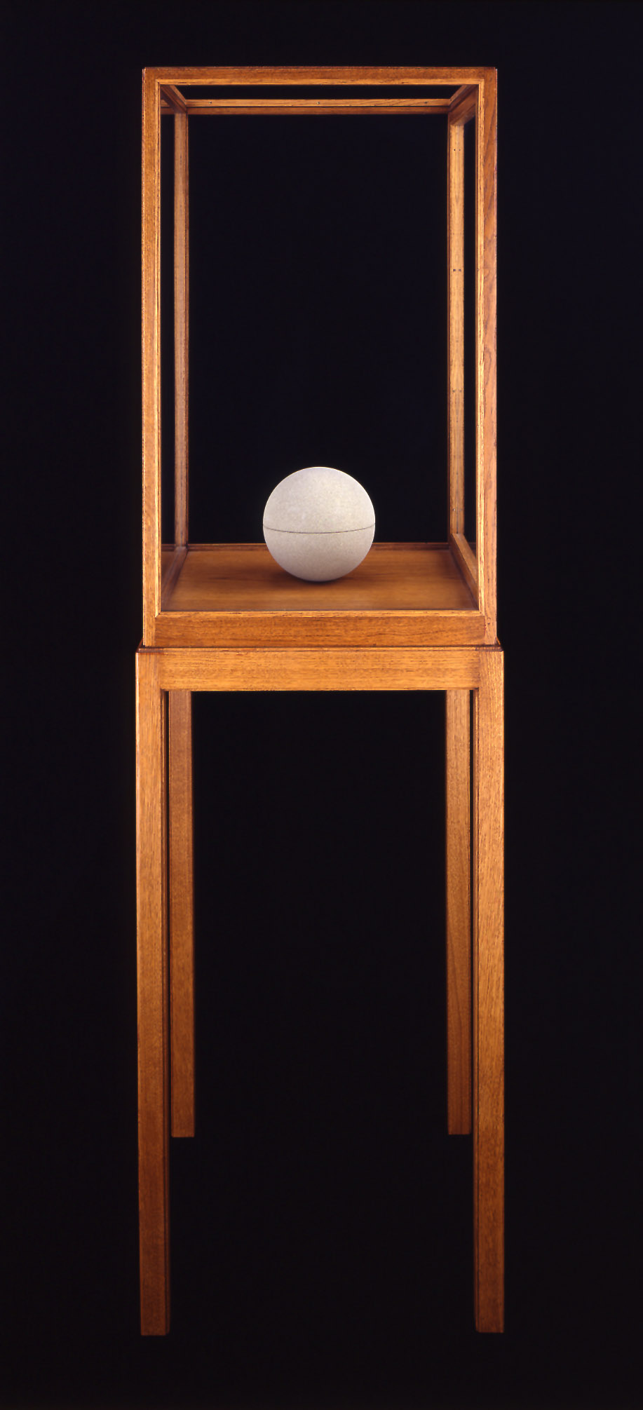 "The Sphere Book", 1980, Berner Sandstein, 2-teilig, Ø 17 cm, Courtesy Galerie Michael Werner Märkisch Wilmersdorf, Köln & New York