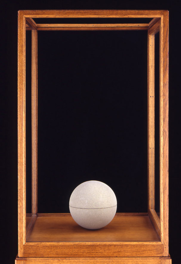 "The Sphere Book", 1980, Berner Sandstein, 2-teilig, Ø 17 cm, Courtesy Galerie Michael Werner Märkisch Wilmersdorf, Köln & New York